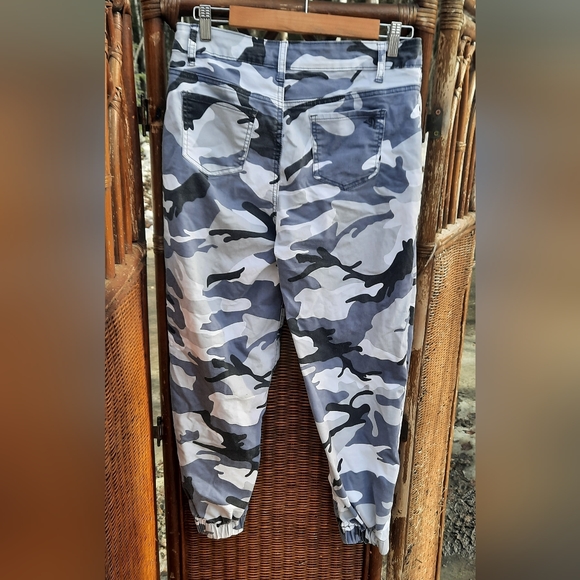 Camo Cargo Vip Pants - Picture 3 of 7